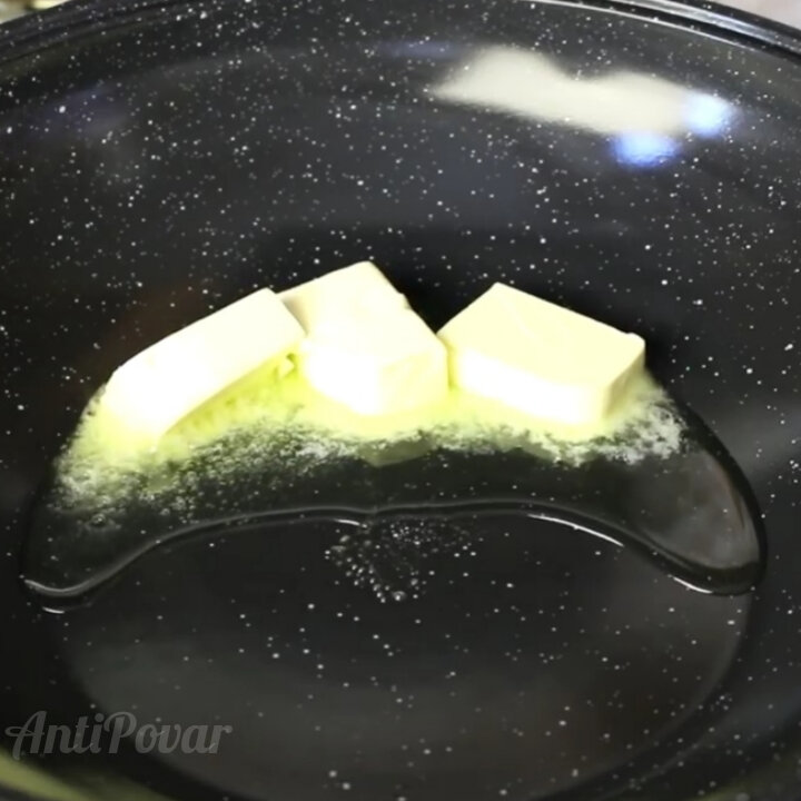 Масло на сковороде