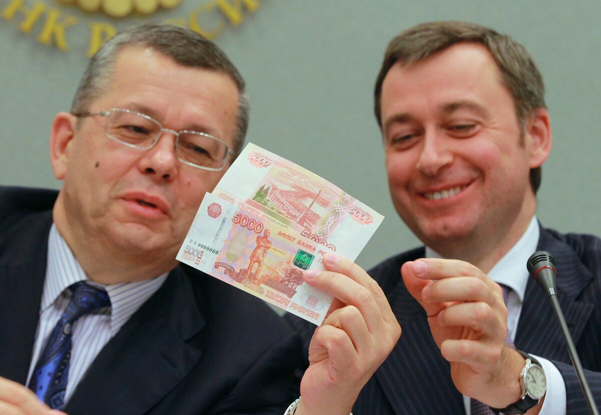 Интересно, а они осознают, что на эти две бумажки живёт месяц почти пол страны?