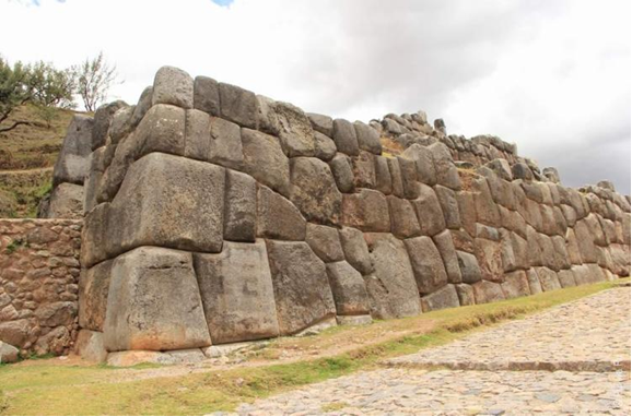 Стены Саксайуамана. Источник http://paikea.ru/peru-cusco-sacsaywaman/