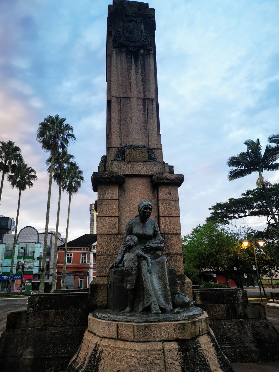 Памятник немецким  переселенцам в Жоинвилле