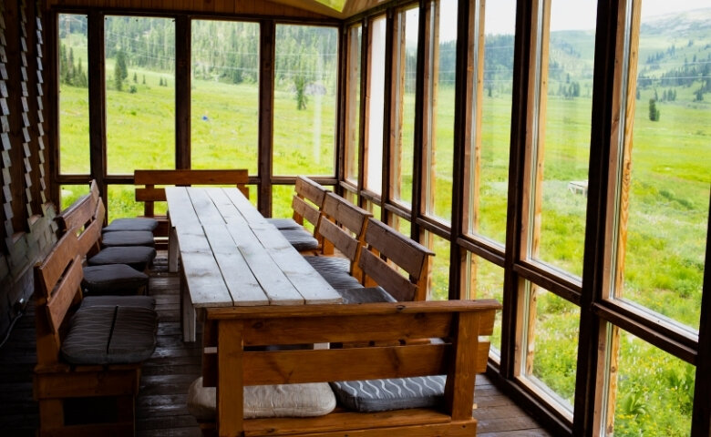 Панорамное остекление лоджии в загородном доме (источник: https://www.canva.com/)