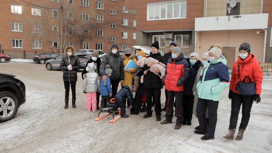 На фото – жители дома №48 по улице 4-я Советская в Иркутске