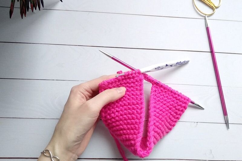 После набора перемычки добираем петли. Листайте вправо