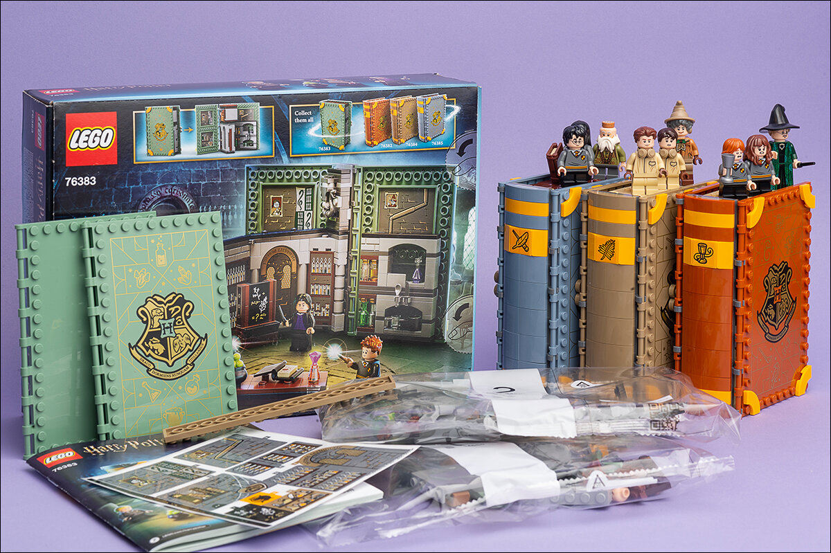 Содержимое коробки на фоне других книг