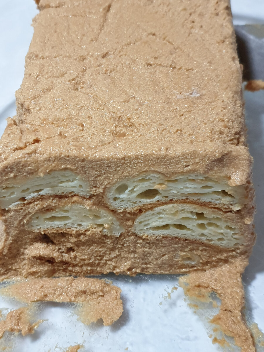 вот так выглядит торт. Правда, нижнего слоя не видно, отрезан как раз на стыке нижних слоев