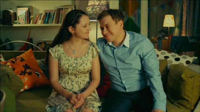 Их отношения искренние... ну, почти... Кадр из сериала "СашаТаня"