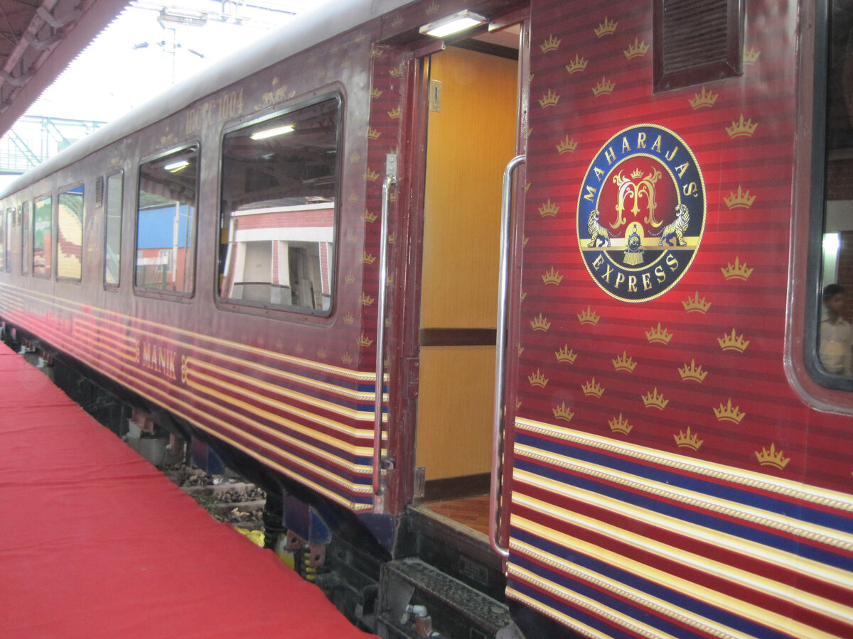 Неприглядный индийский перрон застелен красной дорожкой