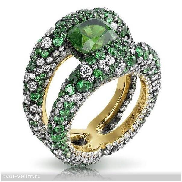 Кольцо с цаворитом. Фото tvoi-velirr.ru