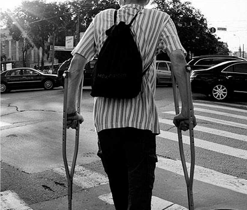 Друзья всем привет! Ещё год назад со мной произошла странная история,о которой я до сих пор вспоминаю ,вот решил поделиться с вами,вдруг кому будет уроком.
Вообщем был обычный зимний вечер около 18 часов,я не торопясь ехал на своём авто домой,до дома оставалось буквально 300 метров.
Улица по которой я ехал имеет по 2 полосы для движения авто,и достаточное количество пешеходных переходов,не менее 10 шт. на участке 600-700 метров.
Не мудрено ведь вдоль улицы распологаються,школа детский сад,больница,большой магазин и церковь.
И вот подъезжая к очередному пешеходному переходу я заметил что у самой обочины стоит мужчина ,в одной руке у него был костыль,в другой клюка,трость,(с ней обычно пожилые люди передвигаться).
Движение было довольно таки плотное и не кто не хотел пропускать человека .
Я включил аварийную сигнализацию,остановился перед пешеходным переходом,тем самым преградив путь ,автомобилям позади меня.
Вышел из авто и подошёл к человеку,предложил помощь в качестве сопровождающего.
Замечу что это был парень около 30 лет,
одет был прилично,выглядел аккуратно.
Я помог ему перейти дорогу,водители не волновались и не сигналили,просто спокойно наблюдали как мы не спеша передвигались.
Я успешно перевёл его на другую сторону,и спросил могу ли ему чем нибудь помочь?
И уже развернулся и пошел к своему авто,что бы поехать домой и не нервировать водителей,как услышал как он сказал: погоди браток!
Я обернулся и спросил что случилось?
Дальше он мне задаёт вопрос от которого я встал в ступор!
Хриплым но уверенным голосом он меня спросил:
Ты кто по жизни? Я не сразу мог ответить так как опешил от такого вопроса, дальше не давая мне опомниться он начинает для меня не совсем приятную речь:
Мол браток вижу на дорогой машине (Рено дастер) катаешься, штотки на тебе не дешёвые и при бабках (деньгах), а пацаны на зоне чаляться,мол нет желания помочь?
Я вежливо сказал что извини мол топороплюсь,и пытаюсь уйти к машине.
Он же не много в приказном тоне говорит ,браток что тут на дороге базарить пойдём отойдём в сторонку,я понял что мне это не чего хорошего не сулит и тем самым я отдалюсь от авто.
Дальше я замечаю что за нами наблюдают парни лет 16-18 ,они стояли недалеко и похоже что были знакомы с этим "инвалидом".
Мне совсем не хотелось общаться с этими людьми и я просто развернулся и  на ходу открыв авто прыгнув в него уехал домой.
До сих пор у меня эта картина в голове и я конечно догадываюсь что меня ожидало.
Друзья а с вами бывали подобные случаи и как бы поступили вы,находясь на моём месте?

