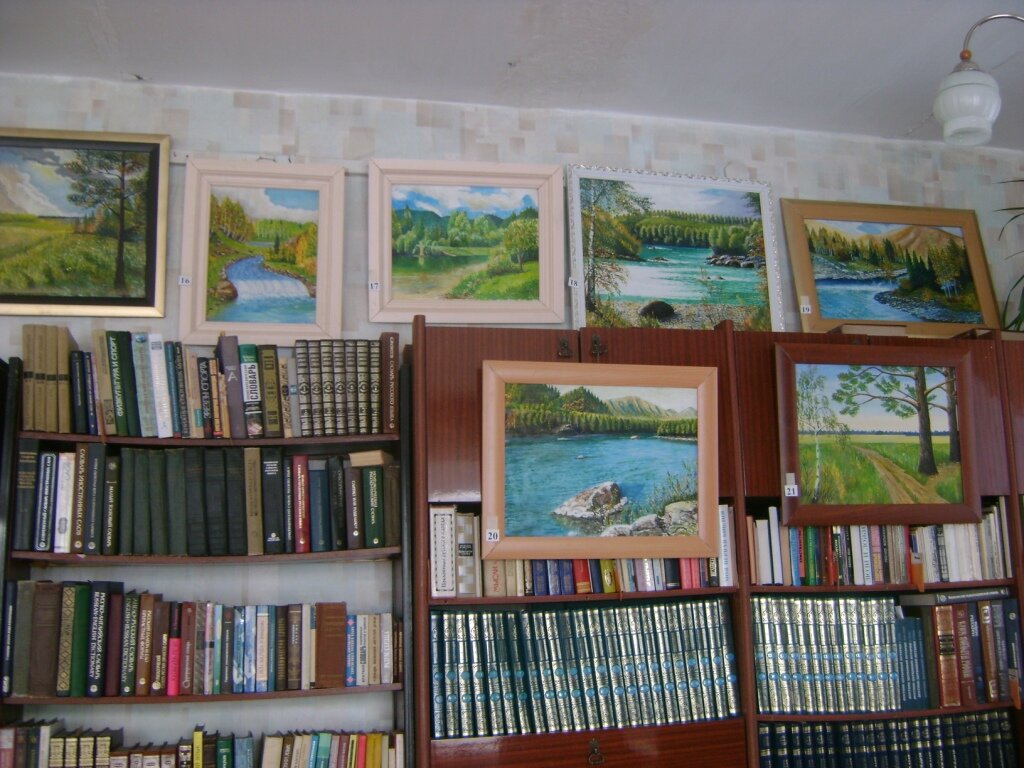 В Смоленской центральной районной библиотеке открылась экспозиция живописи местного художника. Но на экскурсию вряд ли поедут жители других городов