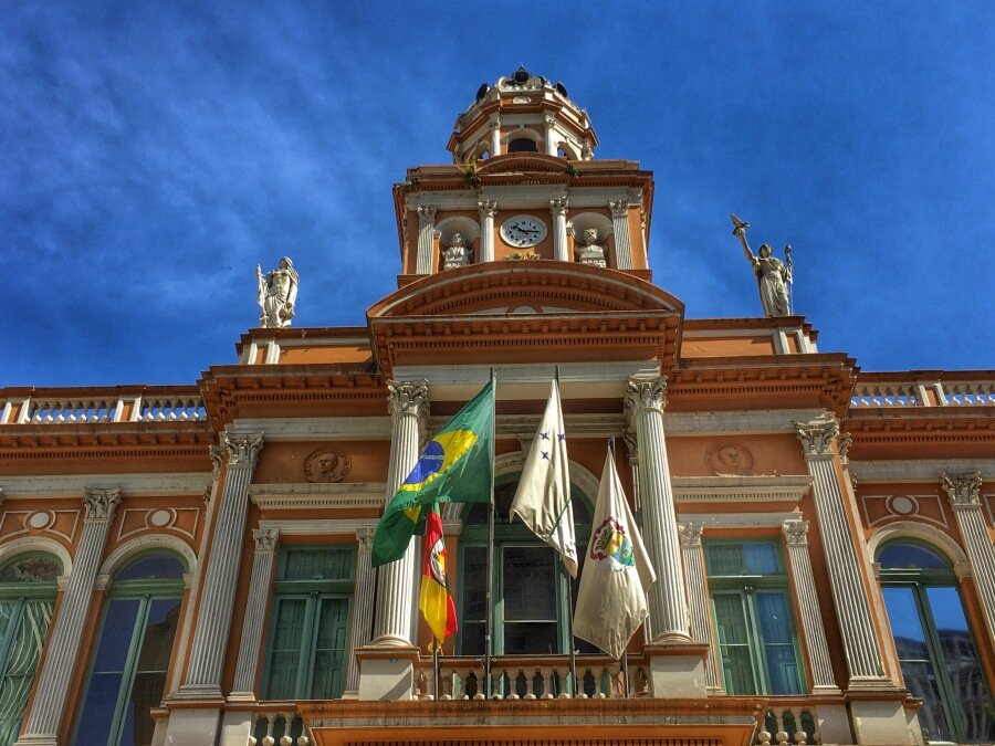 Ратуша, где находится мэрия, в типичном колониальном стиле. Фото автора. Листайте галерею