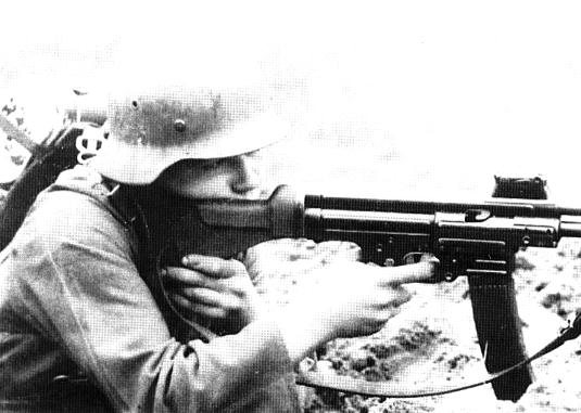 Испытания Mkb-42 (H) в апреле 1942 года. На оружии отсутствует цевье и защитная шторка на окне выброса гильзы. 