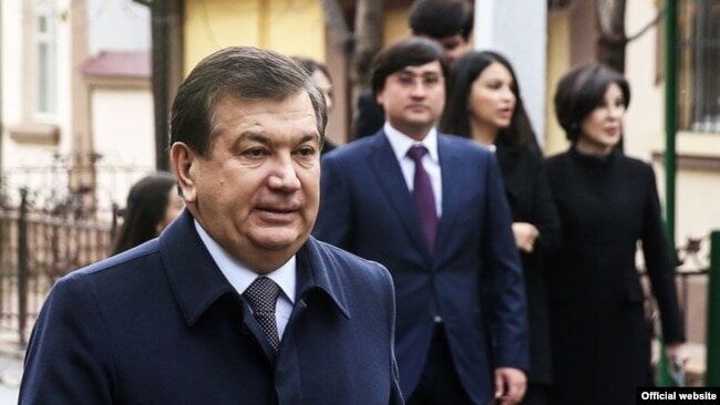 Президент Шавкат Мирзиёев со своей семьей. За его спиной — старший зять Ойбек Турсунов.