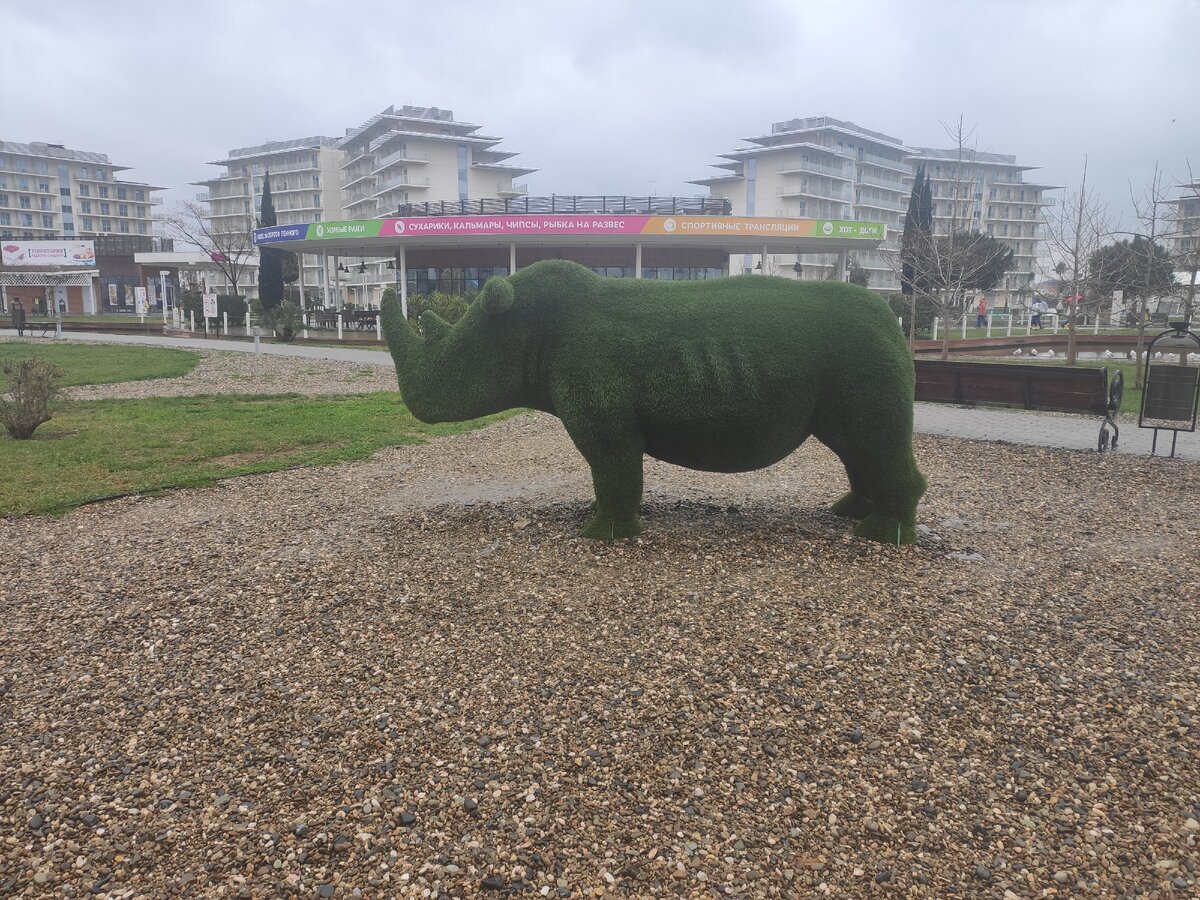 Детям очень нравятся многочисленные фигуры-топиарии животных.