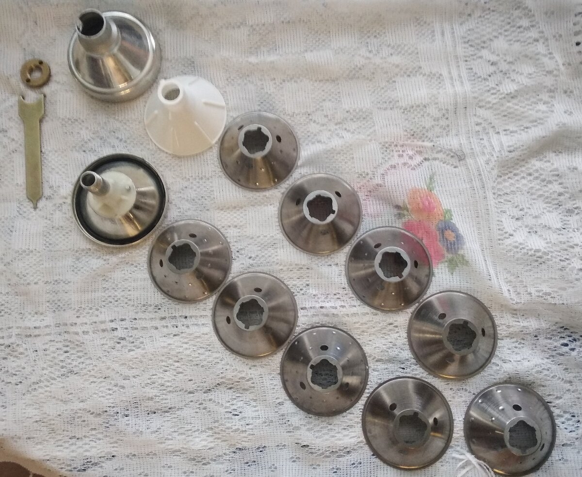 Основная часть сепаратора - барабан с тарелочками в разборе.