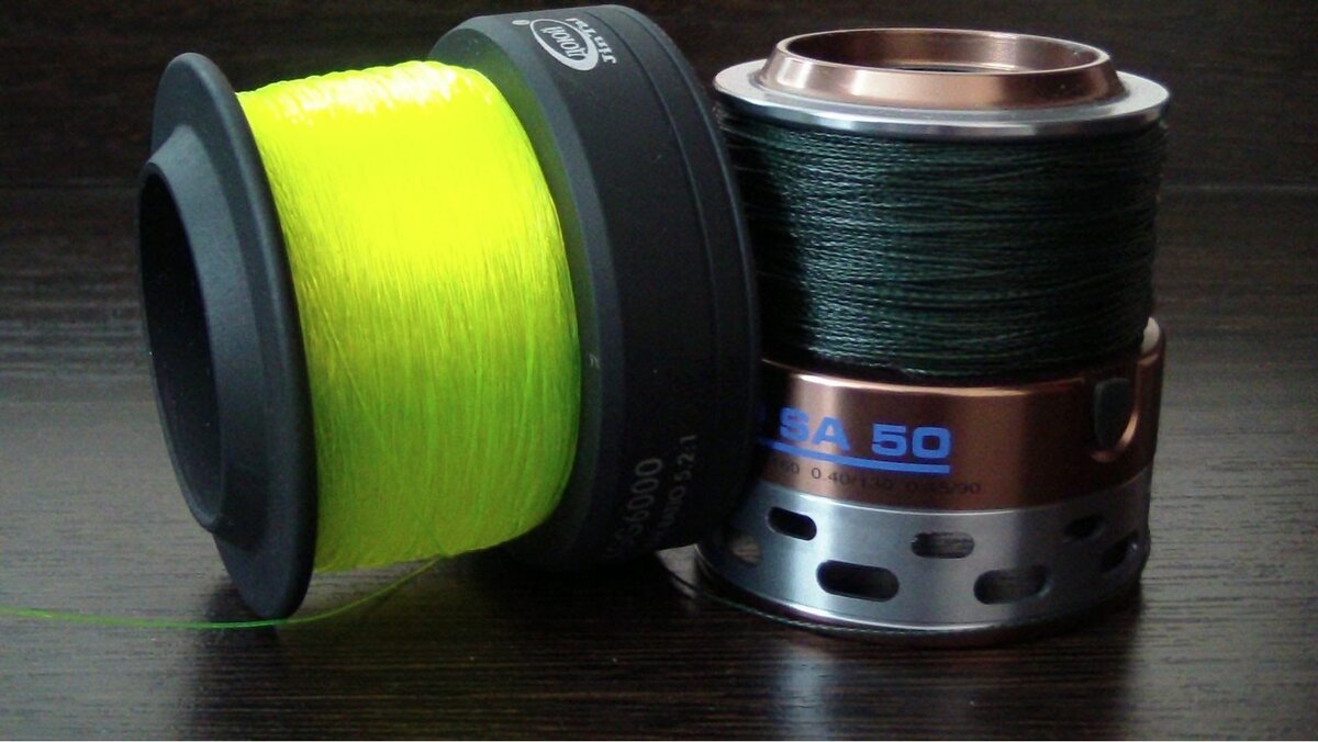 Первым делом разберемся, что же из себя представляет «плетеный шнур»  как таковой. По сути дела – это многоволоконная леска из переплетения нескольких нитей между собой. Каждая из нитей в свою очередь состоит из десятков отдельных полиэтиленовых волокон. Сырьем для изготовления подобных шнуров является особый полимер. Он производится всего на нескольких заводах в мире и более известен под голландской торговой маркой «Дайнима» (DYNEEMA), а в Америке — «Спектра» (SPECTRA). Все так называемые "плетеные лески" изготавливаются из одних и тех же волокон, отличия заключаются в способе их соединения (плетения) и применяемых защитных пропитках.