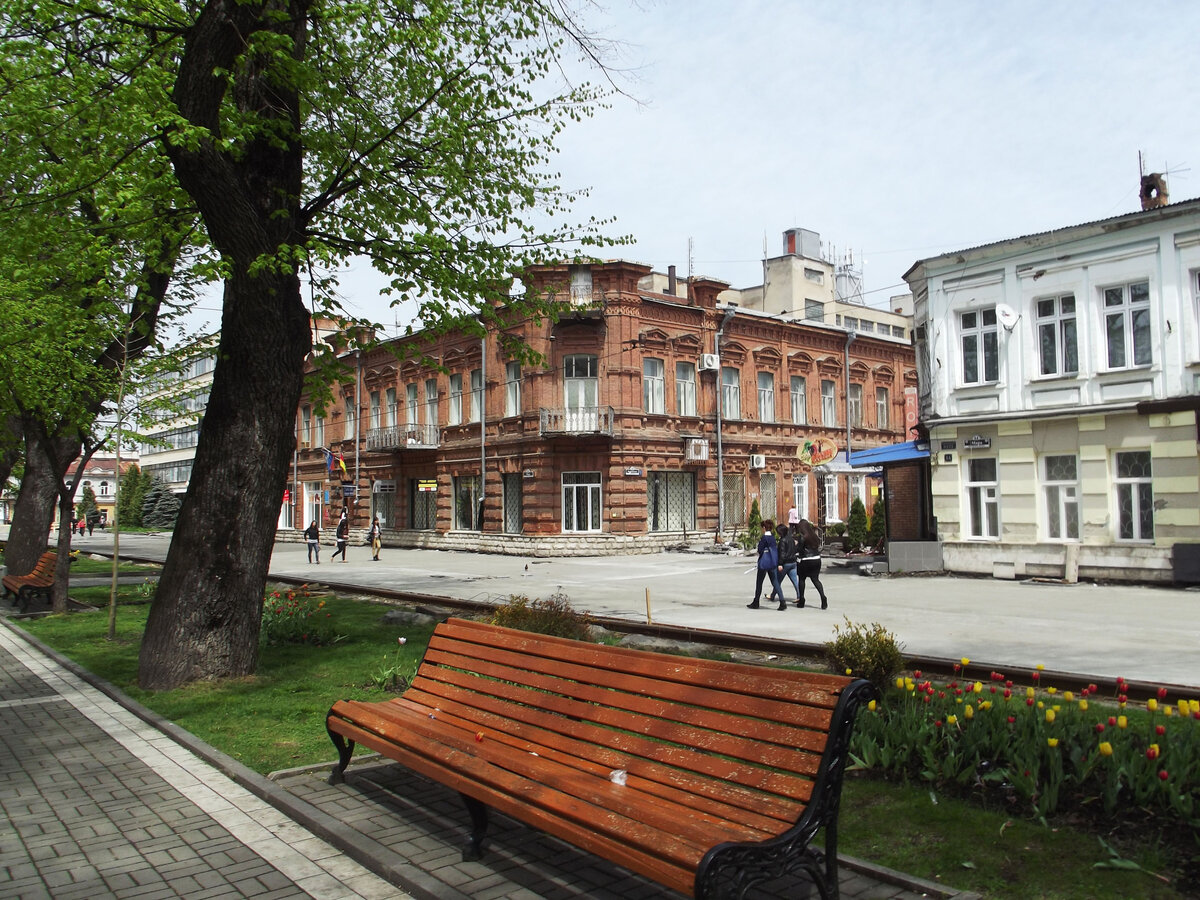 На улицах города.