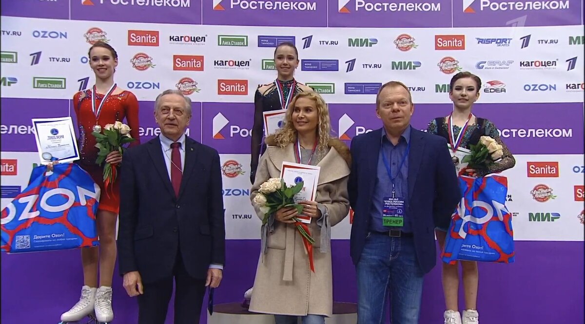 На награждении девушек. Фото: принтскрин трансляции. 