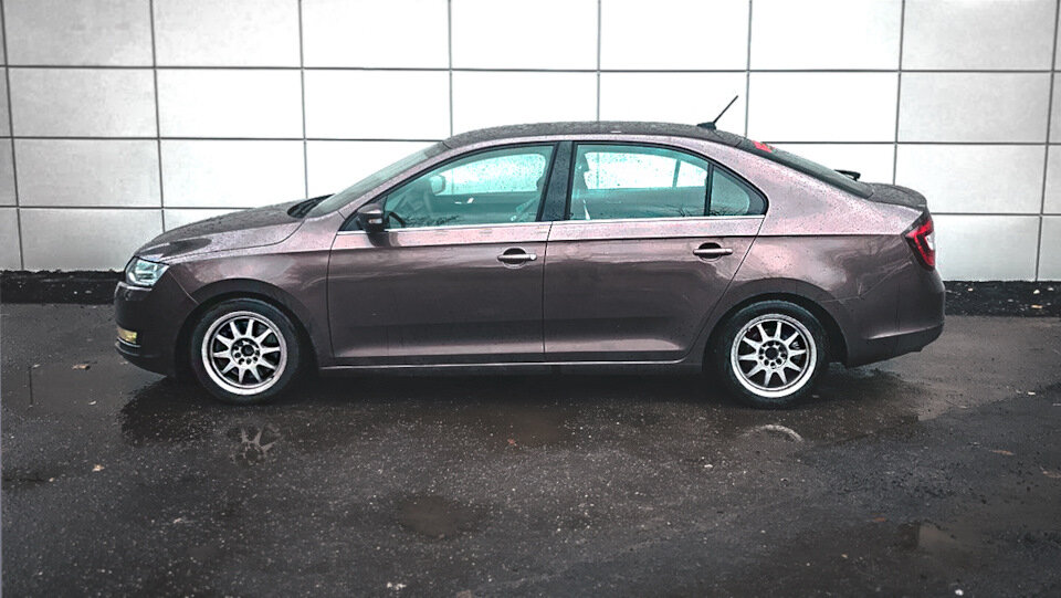 После всех текущих доработок внешне автомобиль так и остался семейным лифтбеком, небольшой намек дают лишь кованные диски ВСМПО.