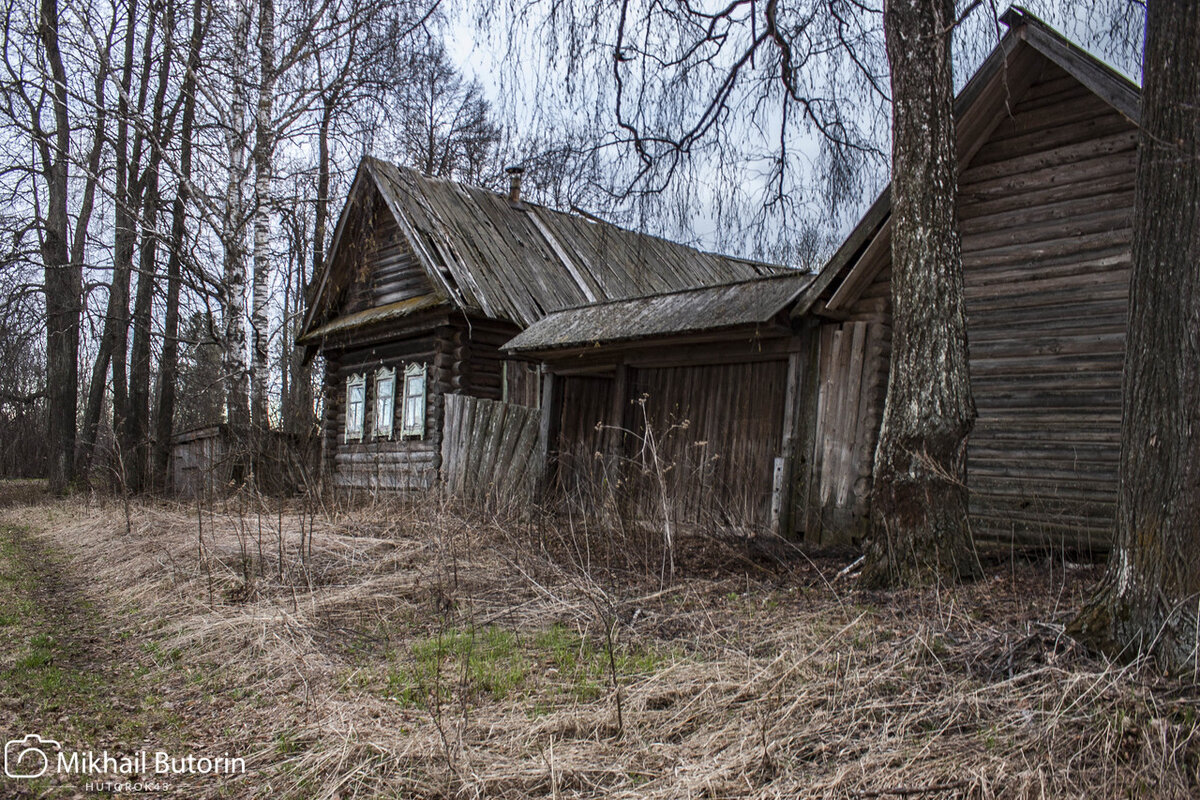 Крыша дома не была покрыта шифером, от чего быстро сгнила.