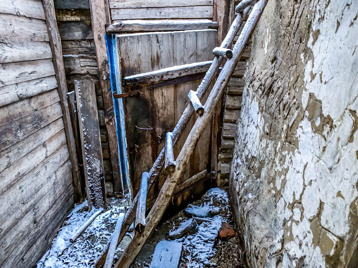 Заброшенный дом в отдаленном поселке. Находки в темном чулане | Прекрасное  рядом | Дзен