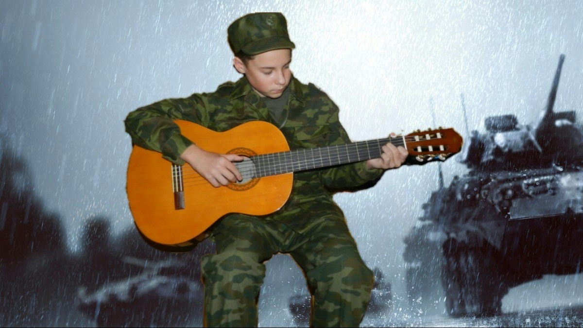 Песня в солдатах небо в облаках. Я солдат. Солдат с гитарой. Гитарист в армии. Солдат z.