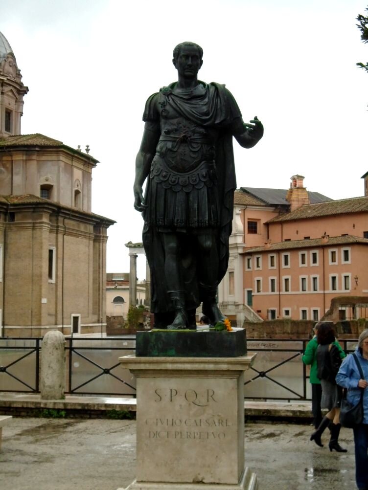 Статуя Юлия Цезаря в Риме