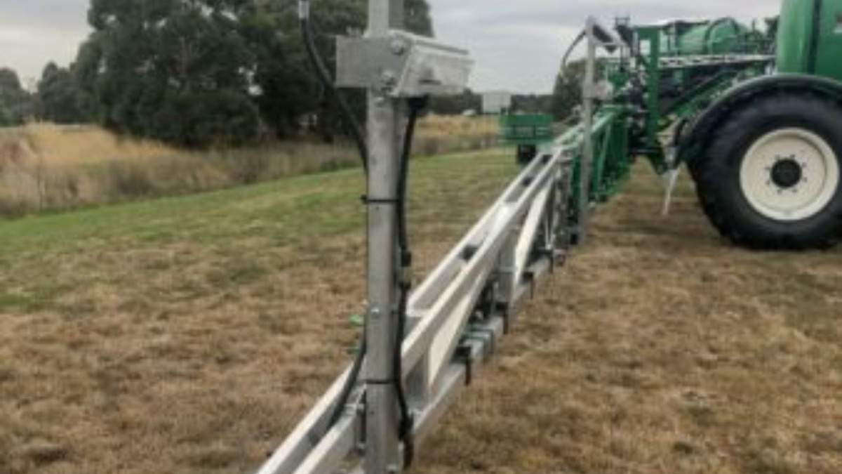 Фото: Портал mechaman.nl Штанга опрыскивателя Goldacres Prairie для роботов SwarmFarm Robotics