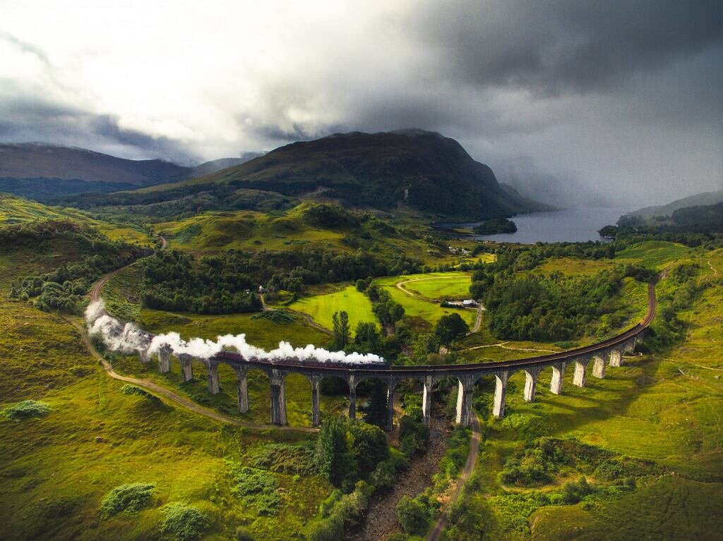 Шотландская железная дорога виадук Гленфиннан, та самая дорога, по которой ученики добирались до Хогвартса. Источник: Google картинки.