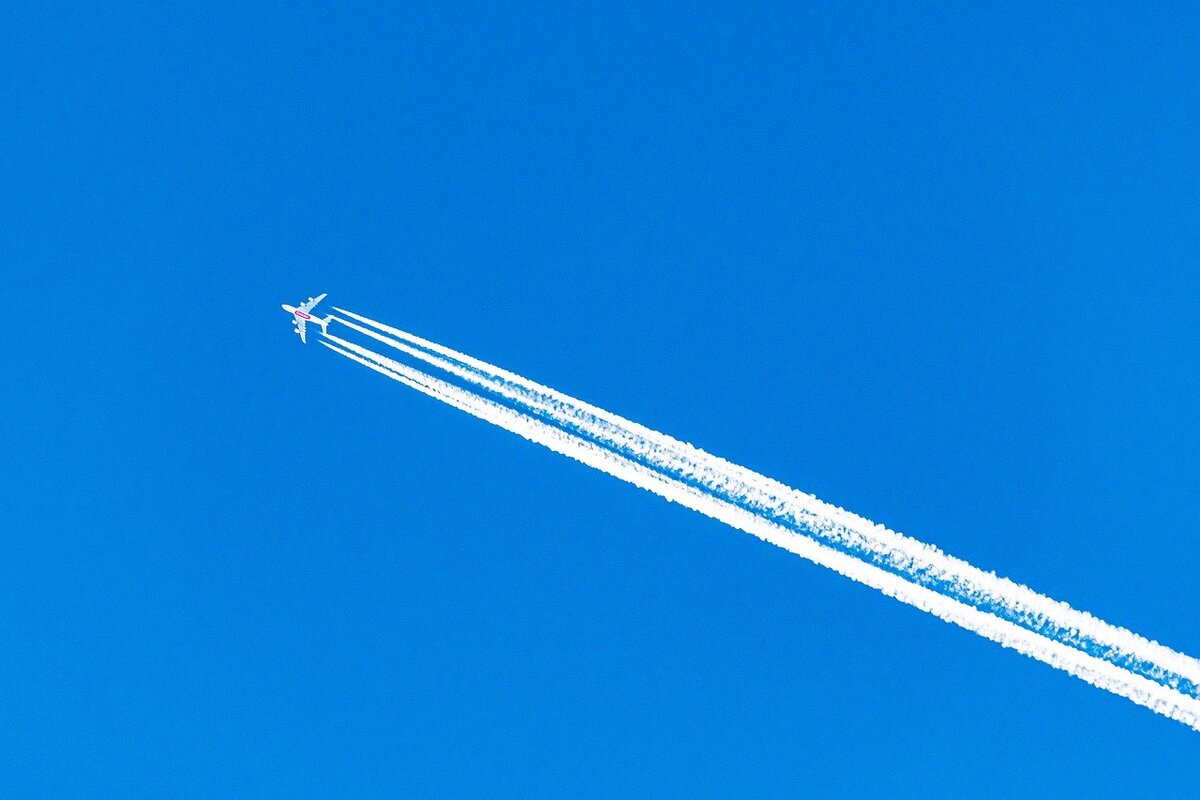 Почему самолёты иногда оставляют инверсионный след?
