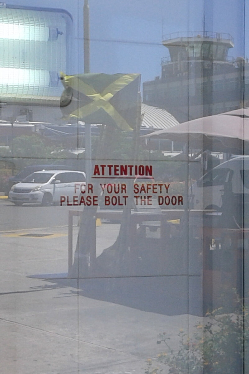 Надпись в банкомате: "Внимание, ради вашей безопасности запирайте дверь"  