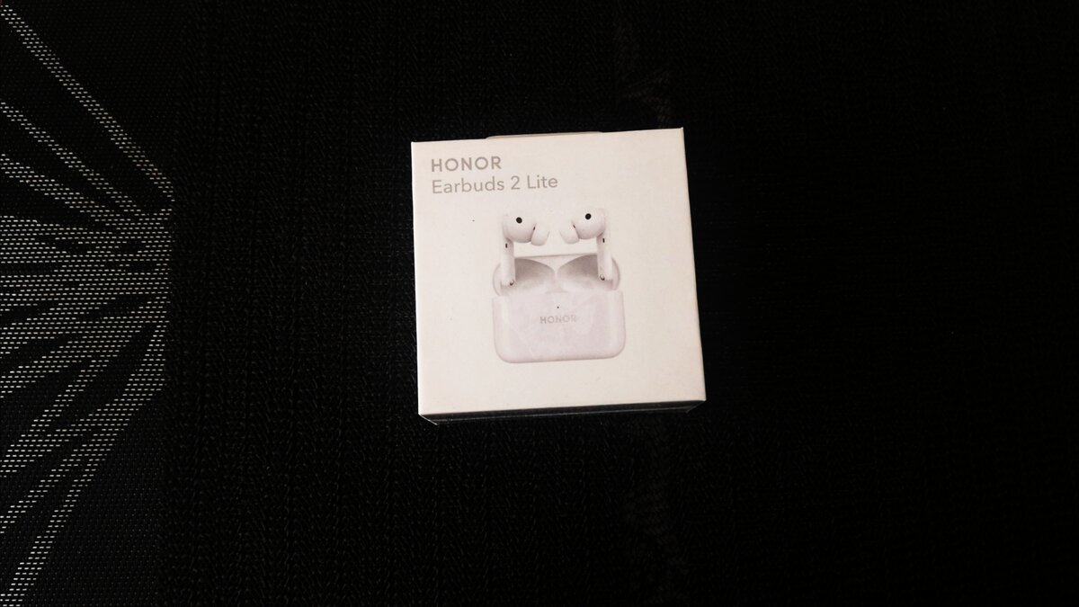 Коробка с наушниками