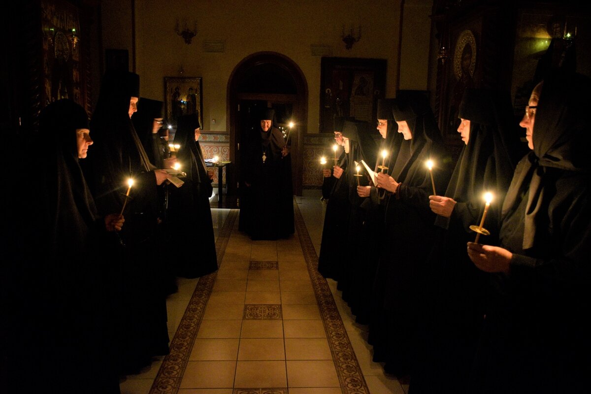 Через несколько лет она приняла постриг.