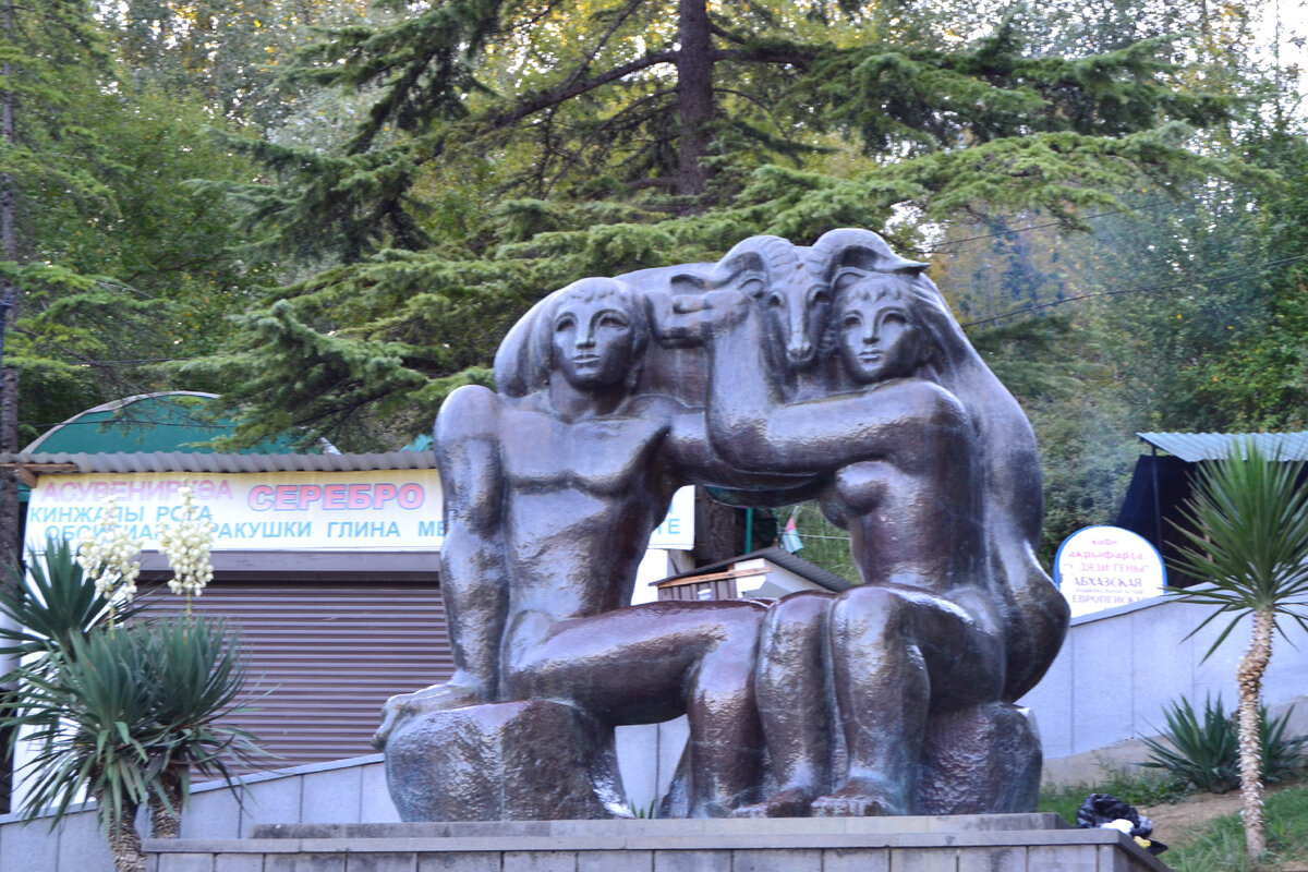 скульптура у пещер