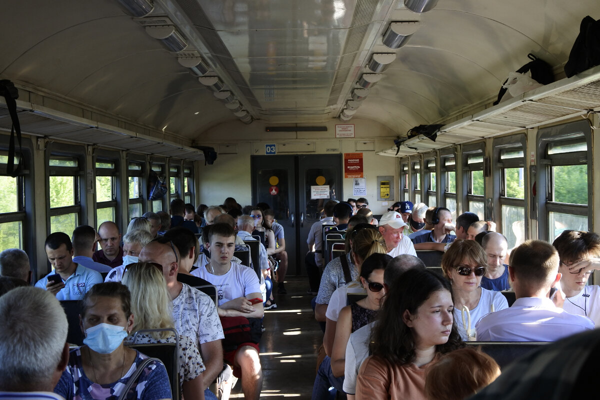 Новокуйбышевская электричка в шестом часу вечера в середине июня. 