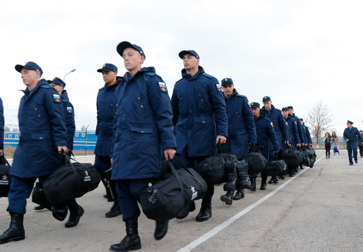 Новобранцы едут к месту службы (фото: В. Гусев)