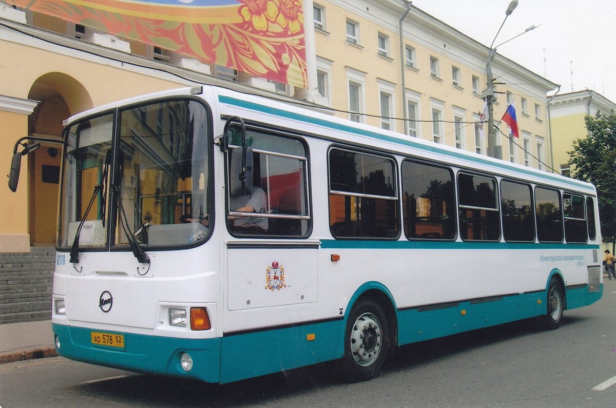 ▲ ЛиАЗ-5256.26 с госномером АО 578 52 под управлением автора на центральной площади города. 2006 год  /// Фото: Олег Чалков