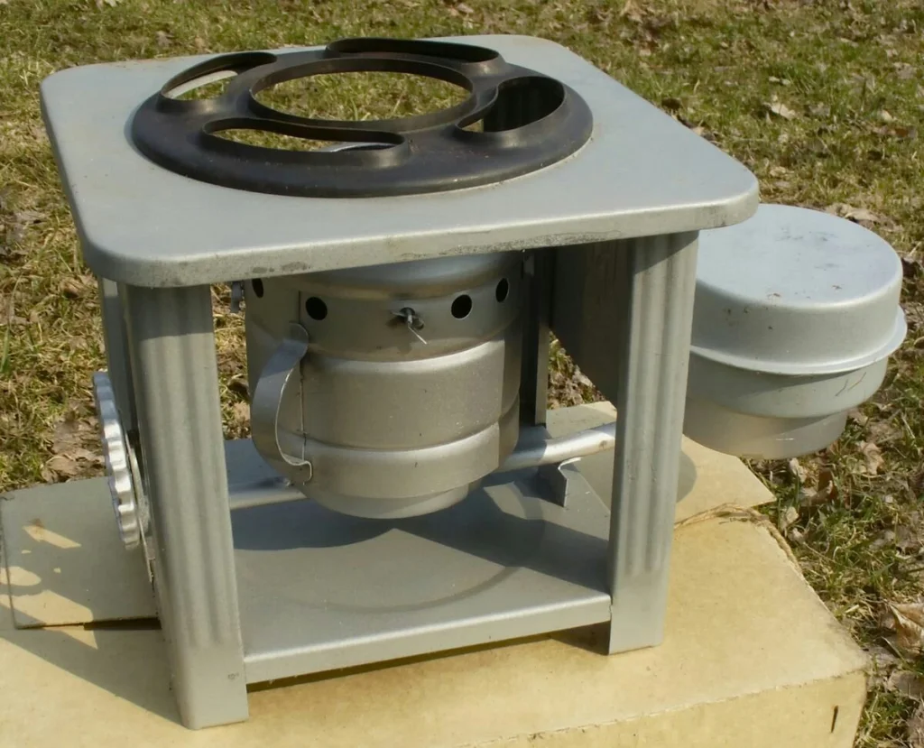 Младший брат керосиновой лампы, керогаз. Взято из Википедии.