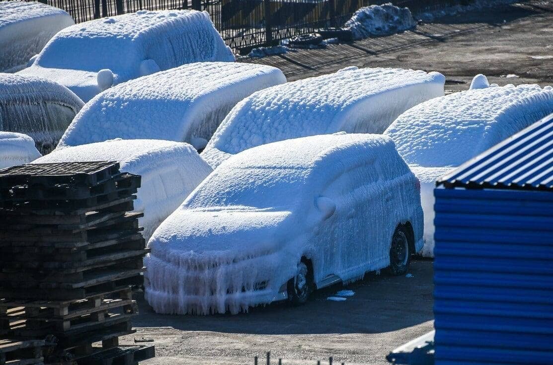 Обледенелый автомобиль