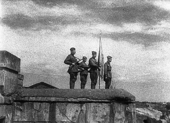 В освобожденном Бресте. Источник фото: http://ksovd.ru/articles/1332-lyublin-brestskaja-operacija.html