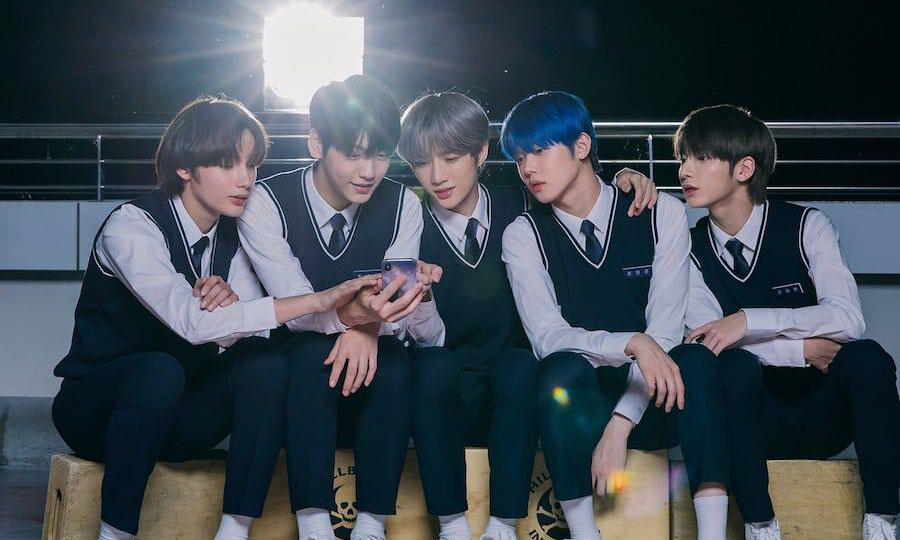 Txt runaway. Txt away. тхт ран эвэй. Txt away. Runaway txt обложка.