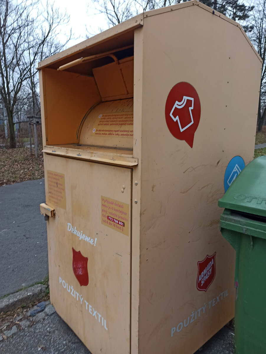 Около некоторых домов стоят баки для приема одежды