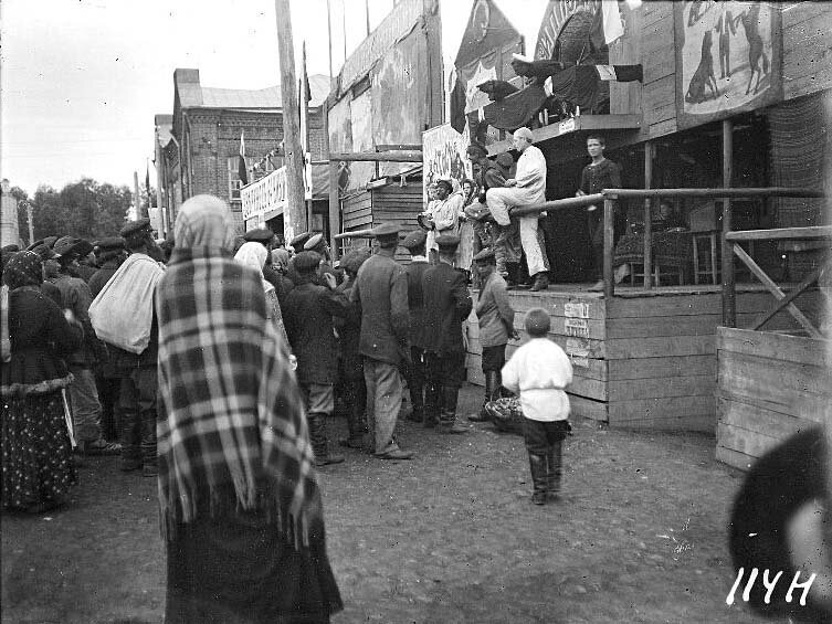 Николай Симанский «У входа в балаган на Нижегородской ярмарке» (1900)