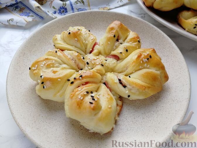 молоко, масло сливочное, мука, дрожжи сухие, сахар, соль, сыр твёрдый, колбаса, яйца, кунжут