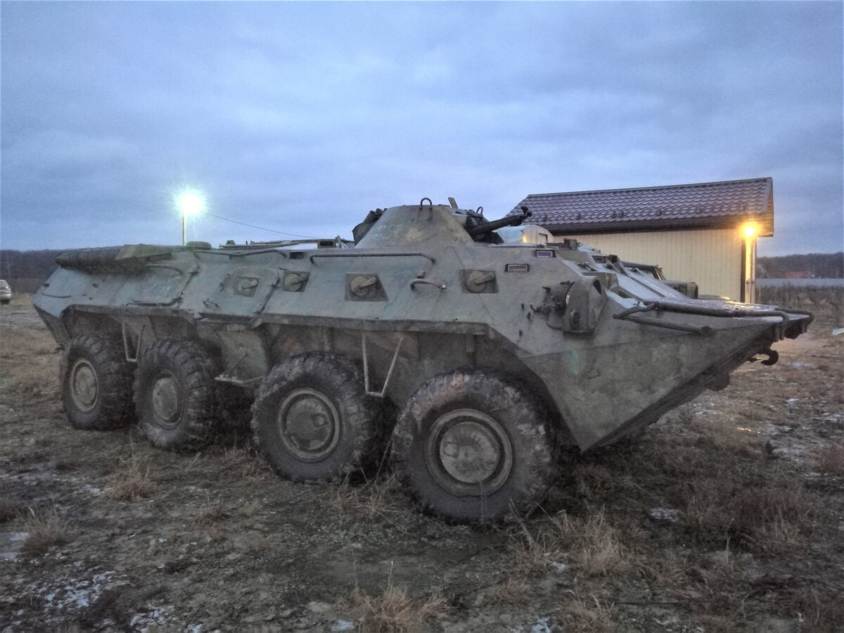 Воинский БТР  вне города.  фото: картинки яндекса.