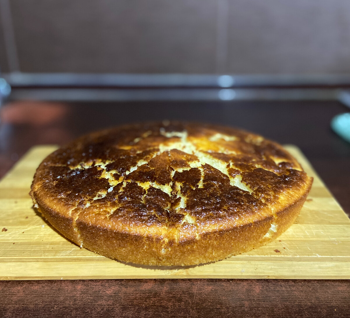 В этот манник сын добавил какао, поэтому он подрумянился до коричневой корочки. Она кстати тоже очень вкусная