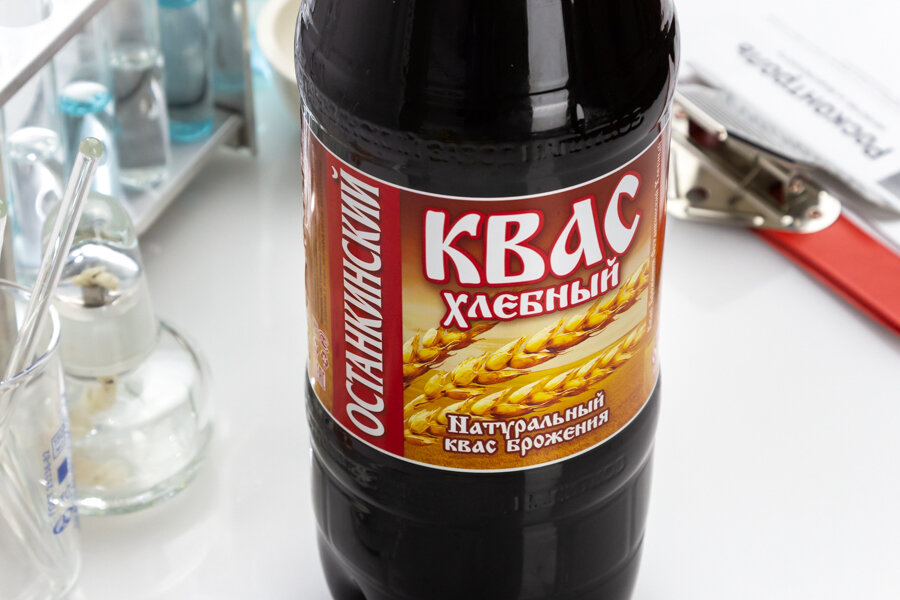 Окрошка на квасе. Квас благодей 0. Бутылка кваса. Вятский квас для окрошки. Квас бутылочный.