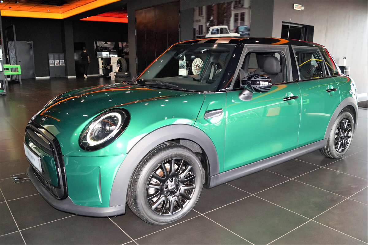 Увидел в продаже дефицитный автомобиль MINI Cooper 5-дверей. Бросаю все  свои дела, еду в автосалон смотреть диковинку | МЕХВОД | Дзен