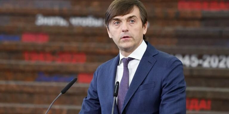 Фото: Сергей Пятаков / РИА «Новости» / https://rg.ru/2020/11/24/ministr-prosveshcheniia-predlozhil-sozdat-panteon-geroev-dlia-shkolnikov.html
