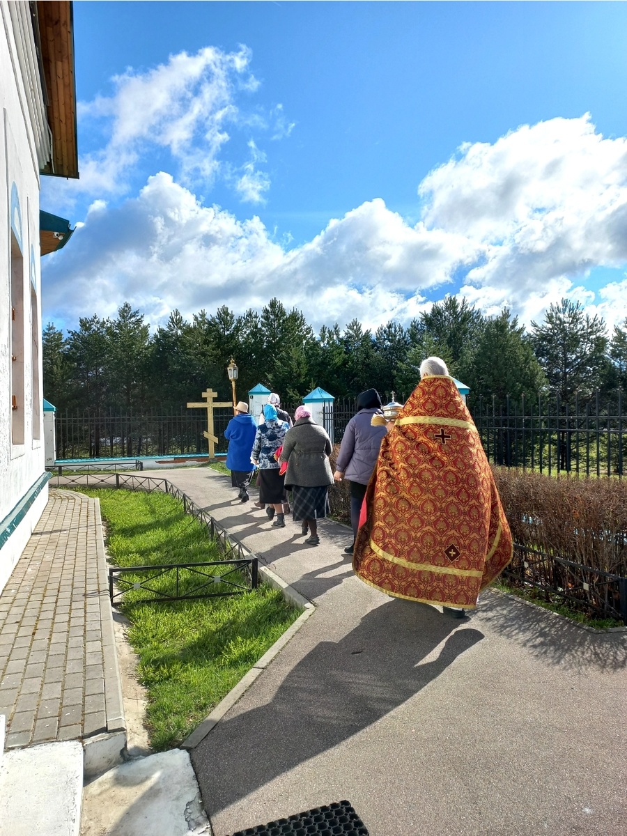 Во время литургии вышло солнце. Как же красиво было в алтаре! Все горело и сияло! И на улице было прекрасно. А домой я уже ехала под серым небом.